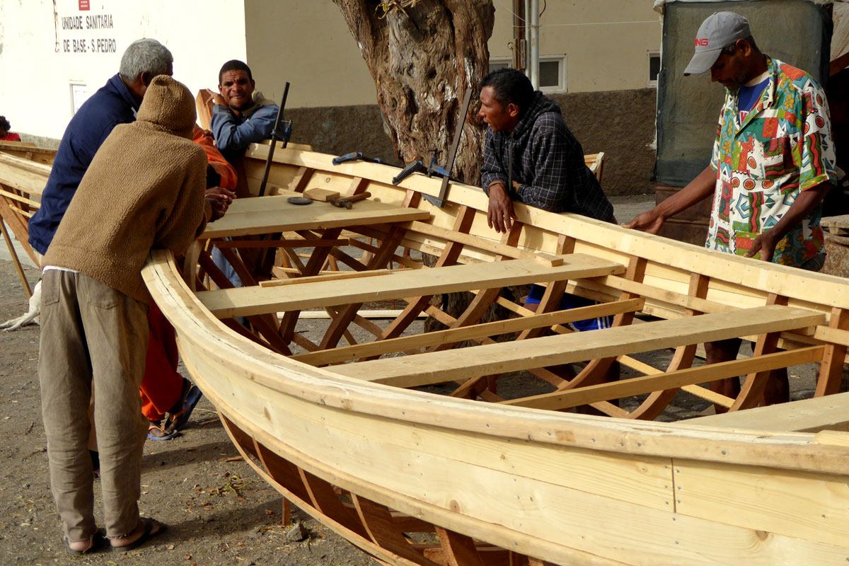 Holzboot mit Menschen Cabo Verde