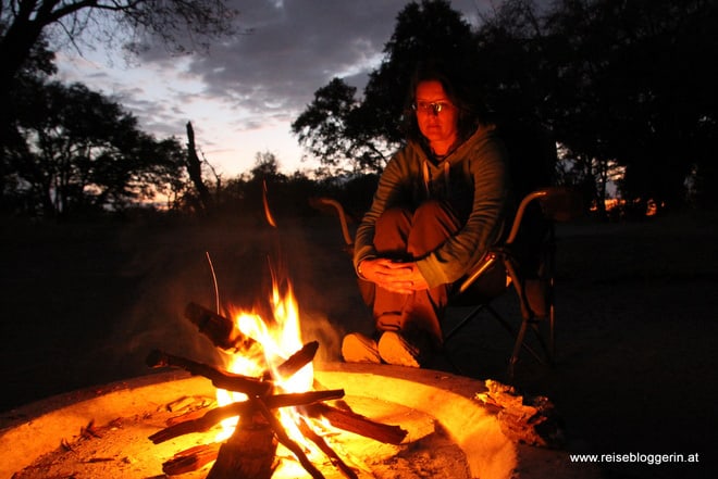 Lagerfeuer beim Camping in Botswana