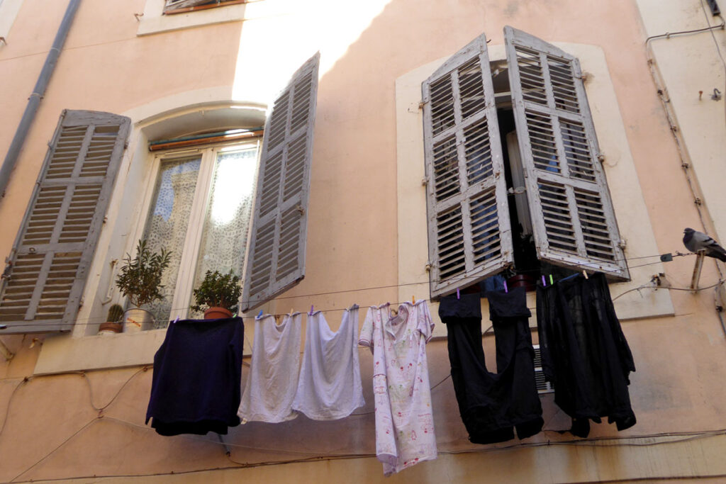 Wäsche hängt zum Trocknen an den Fenstern